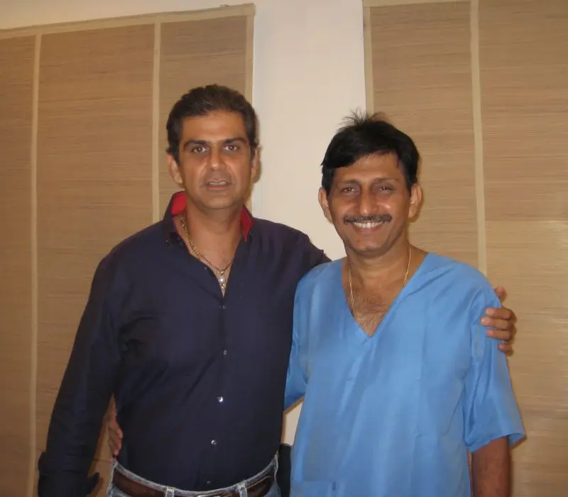 About Dr Manoj Khanna